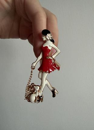 Металева брошка прогулянка з улюбленцем дівчина й песик