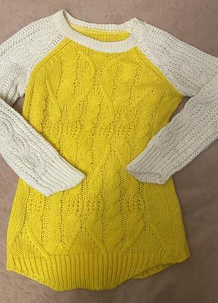 Яскравий теплий светр