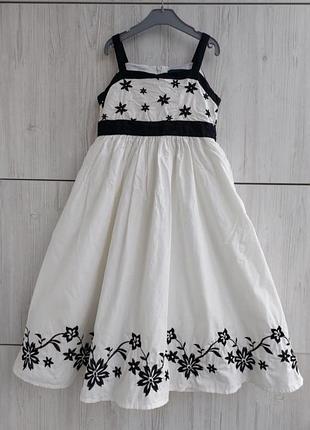 Брендовое праздничное белое хлопковое платье с черной вышивкой
