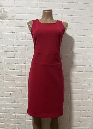 Жіноча яскраво-рожева сукня плаття