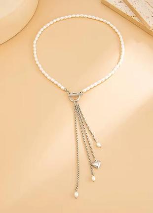 Бусы из белых бусин с цепочками и подвеской-сердечком