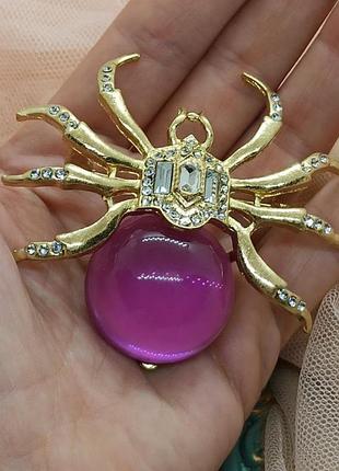Шикарная брошь королевский паук с багетныии кристаллами, фиолетовый кристалл с эффектом увеличения