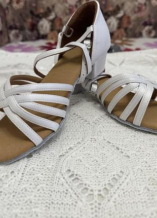 Туфлі для бальних танців