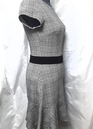 Платье gap платье м 46 укр размер!
в составе ткани 61 % коттон 37% полиестер 2% эластан
замеры на фото и в описании!