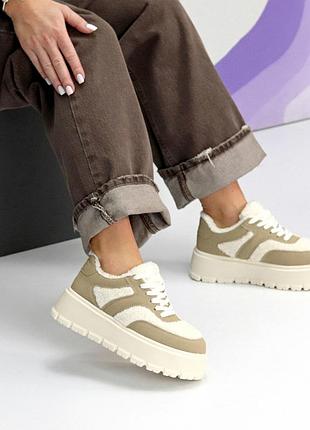 Удобные женские бежевые кроссовки зимние теплые на меху эко-замша зима