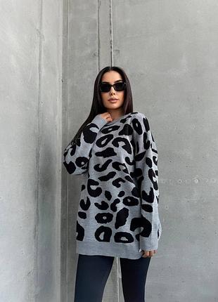 Жіночий теплий сірий светр в леопардовий принт оверсайз подовжений
