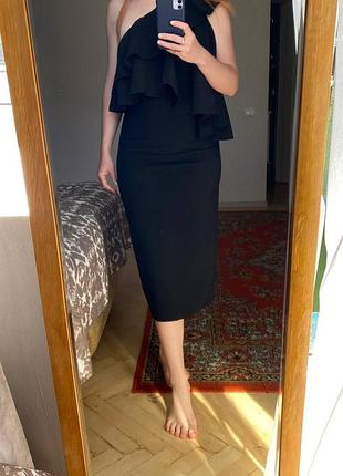 Черное платье миди на одно плечо