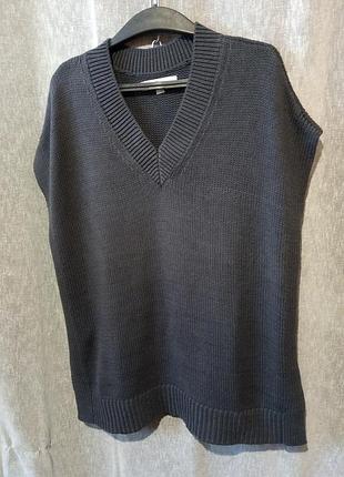 Жилет серого цвета.