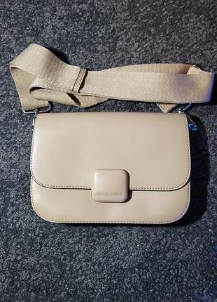 Новая сумка  через плечо бежевого цвета  от бренда  emily & noah elisa.