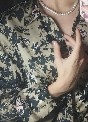 Неймовірна жіноча сорочка з принтом троянд.