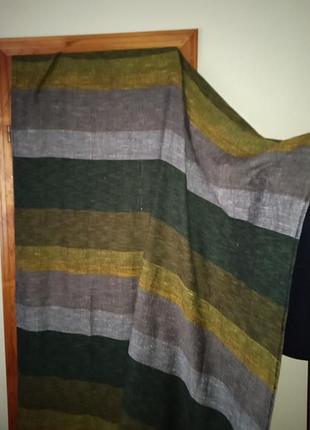 Штора достаточно плотная