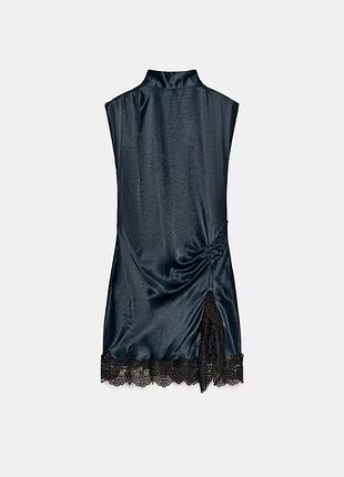 Короткое атласное платье с комбинированным кружевом