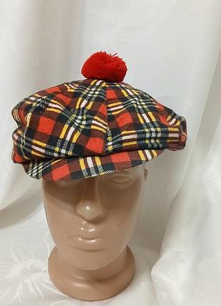 Кепка картуз, кепка-ньюсбой (newsboy cap) з картатим візерунком та червоним помпоном зверху, підійде до карнавального костюма клоун, розмір 56-57 см