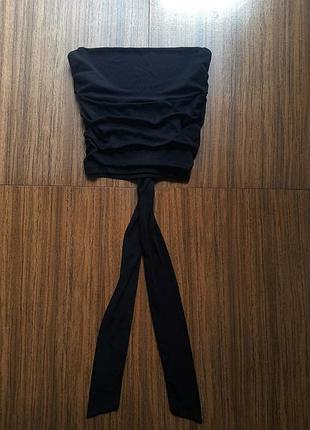 Черный топ бандо в рубчик с завязками на спинке