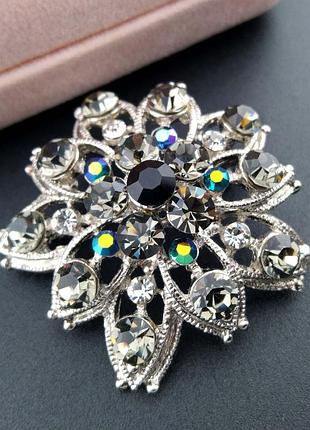 Ажурна брошка з димчастими стразами та кристалами аврора бореаліс