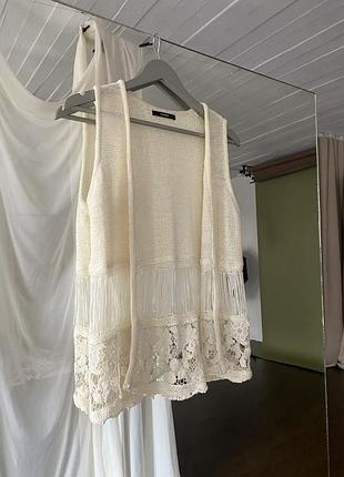 Цікава жилетка в молочному кольорі