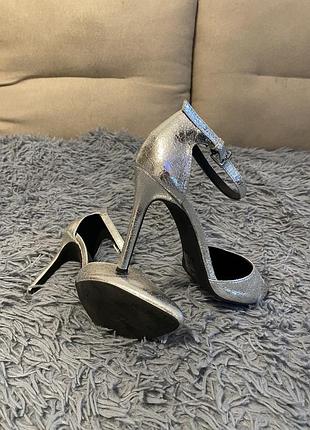 Туфлі срібного кольору
