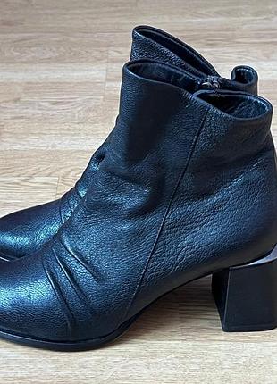 Шкіряні черевики venezia 39 розміру в ідеальному стані