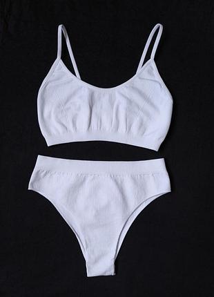 Белый комплект белья в рубчик