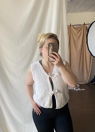 Чарівна жилетка з бантами