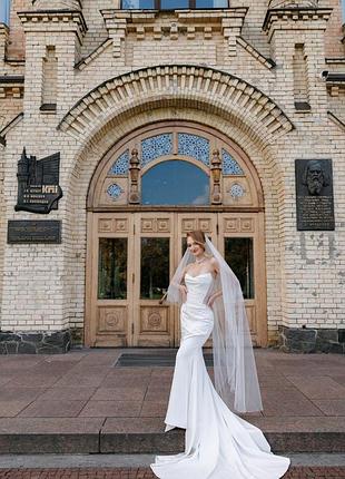 Весільна сукня з довгим шлейфом