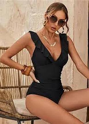 Купальник сдельный черный с утяжкой размера 44 / 10 c оборками на плечи