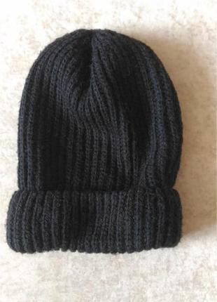 Чорна щільна в'язана жіноча шапка зима