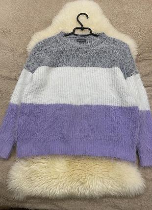 Пухнастий светр у смужку