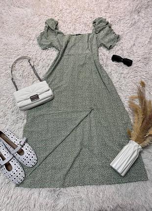 Актуальне плаття з розрізом міді