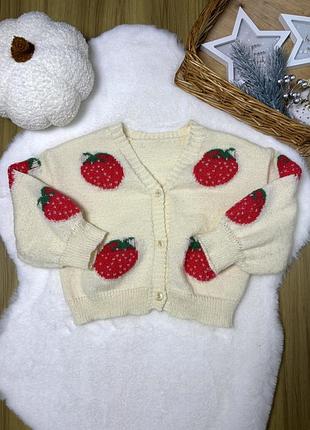 Молочний кардиган з полуницею
