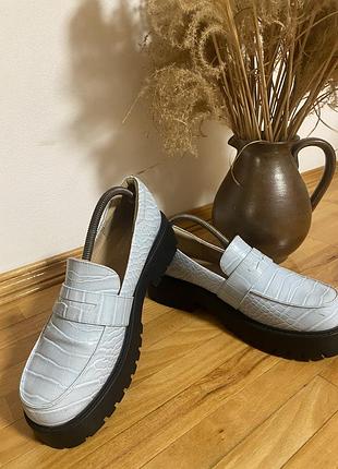 Жіночі світло-блакитні лофери monki із крокодиловою фактурою та масивною підошвою — стильні, сучасні та дуже ефектні.