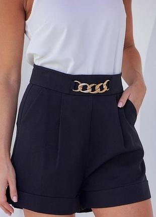 Шорты завешены