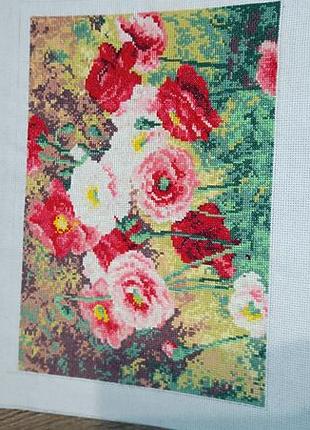 Маки вышиты крестиком