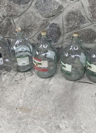 7 пляшок вина, по 5 літрів кожна