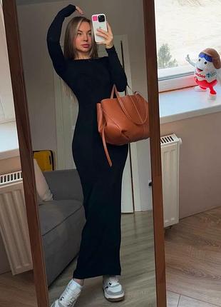 Сукня чорна довжини міді