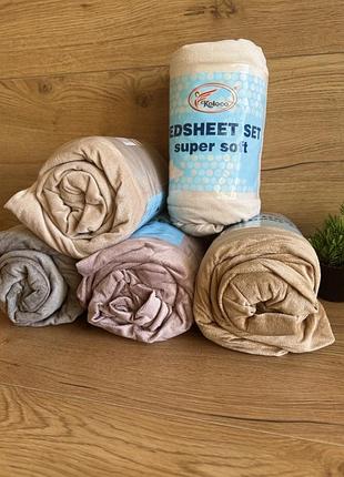 Велюровая простынь на резинке натяжная 160*200*25