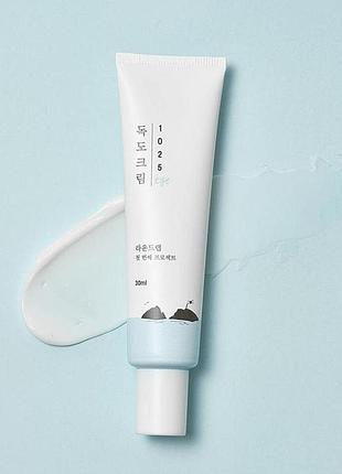 Увлажняющий крем для кожи вокруг глаз round lab 1025 dokdo eye cream 30 ml