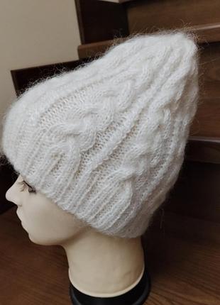 Жіноча зимова в'язана шапка білого кольору