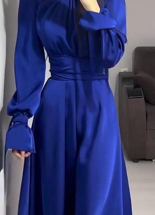 Вечірня сукня насиченого синього кольору.