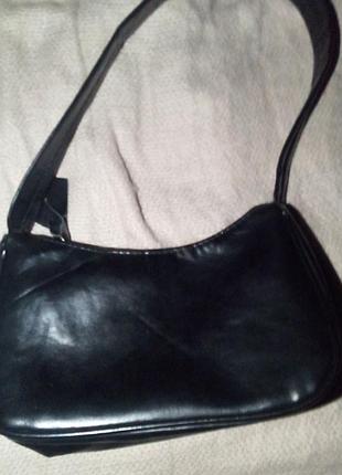 Черная женская сумка
маленького размера из искусственной кожи нет дополнительных карманов