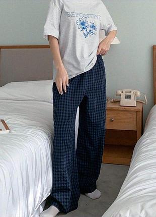 Брюки домашние свободные прямого кроя легкие темно-синего цвета в клетку