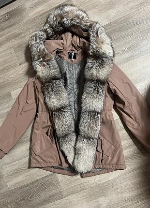 Парка з натуральним хутром по всій довжині.
