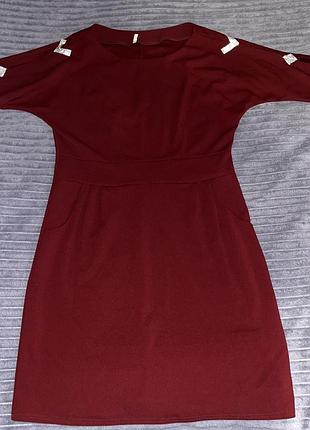 Жіноча сукня бордового кольору