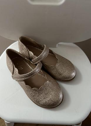Туфельки для дівчинки