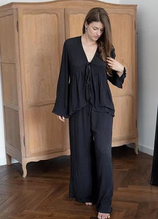 Піжама: чорна, з жатої віскози : верх на зав’язки з широким рукавом, вільні штани, у комплекті шорти й майка. комфорт і стиль у кожній деталі.