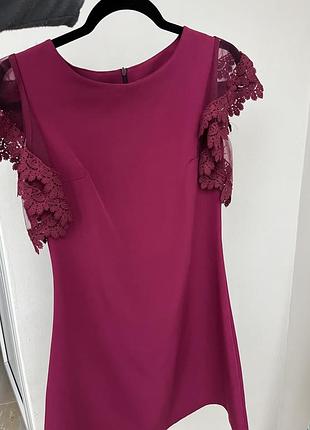 Красива коктельна сукня з ажурними рукавами