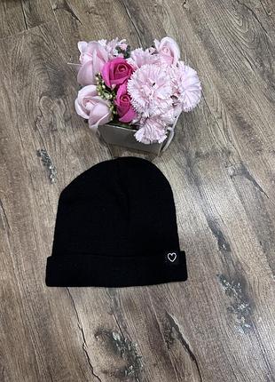 Шапка чорна мікі макс з сердечком sinsay