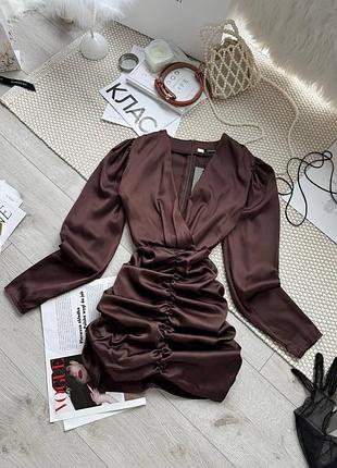 Красива шовкова міні сукня зі зборкою з довгими рукавами