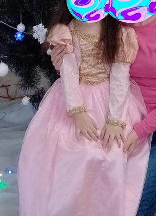 Очень красивое платье, корона принцессы на праздник