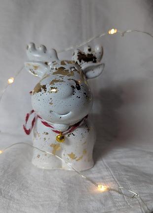 Оленятко санты. гипсовый декор. рождественский подарок. декор. подарок.